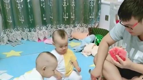 宝宝搞笑吃瓜,萌态十足引网友爆笑