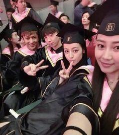 吃瓜带毕业照,青春回忆里的甜蜜瞬间